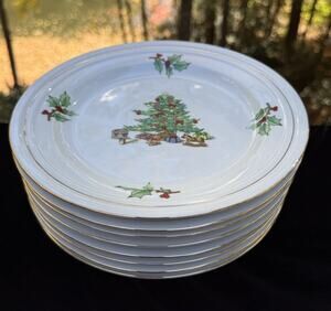 8 Vtg Meiwa Home for the Holidays 8.5” Salad Plates 22K Gold Trim Christmas